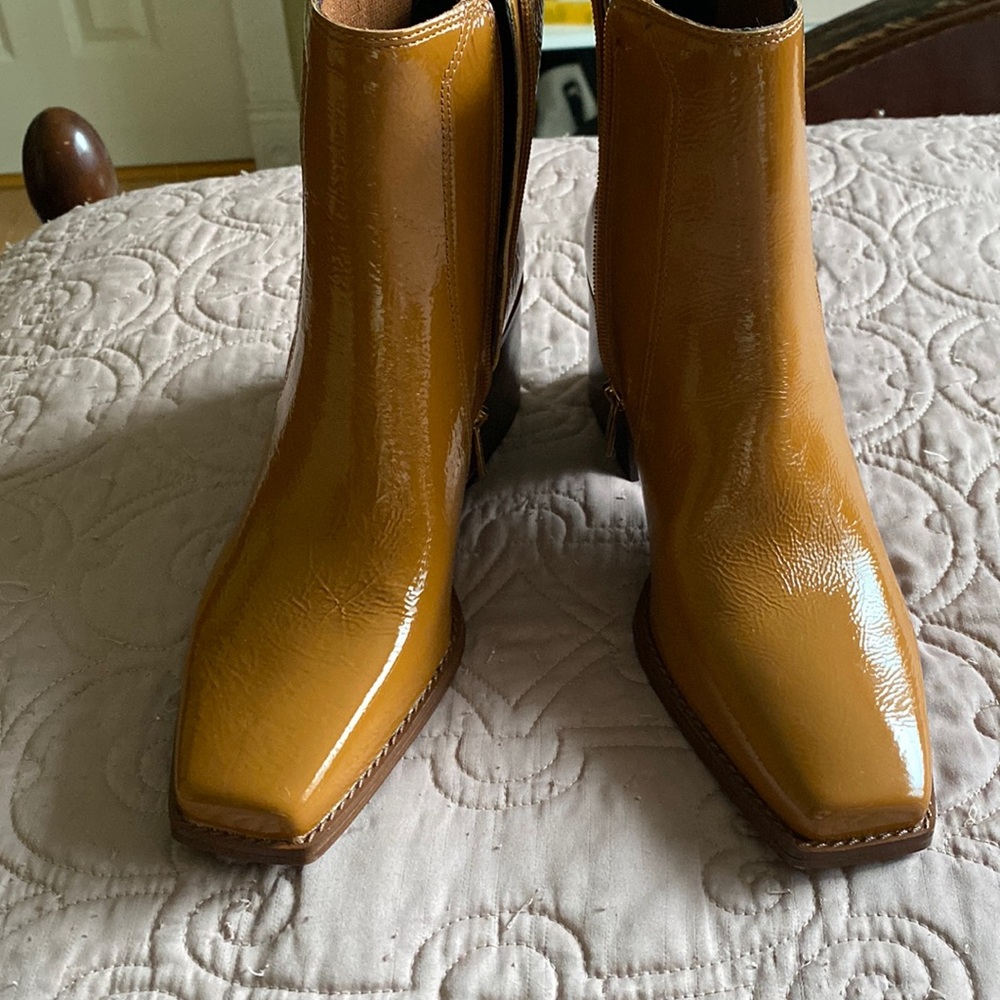 VINCE CAMUTO  Leather Boots